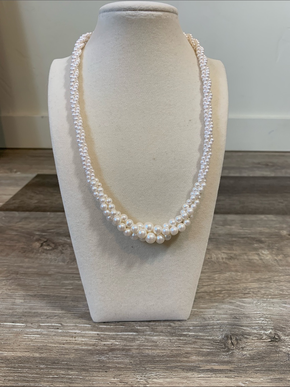 Elegant Faux Pearl Bead Necklace in Cream